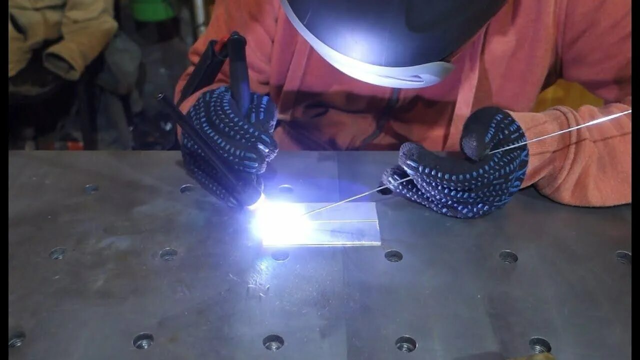 Тиг сварка алюминия. Сварочный аппарат для сварки электродом алюминия. Сварка алюминиевого поддона аргоном электродом 1. Электроды для сварки алюминия инвертором. Сварка алюминия инвертором.