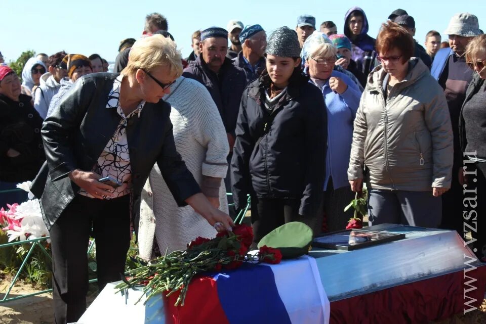 Прощание с денисом. Похороны военного Саратовская область. Прощание с погибшим на сво Саратовская область Багаевка.