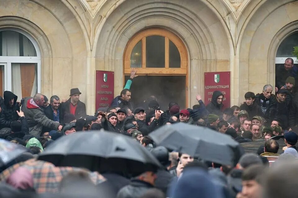 Что происходит в абхазии сейчас. Протесты в абхазии 2025. митингующие в абхазии. штурм администрации президента. беспорядки в абхазии.