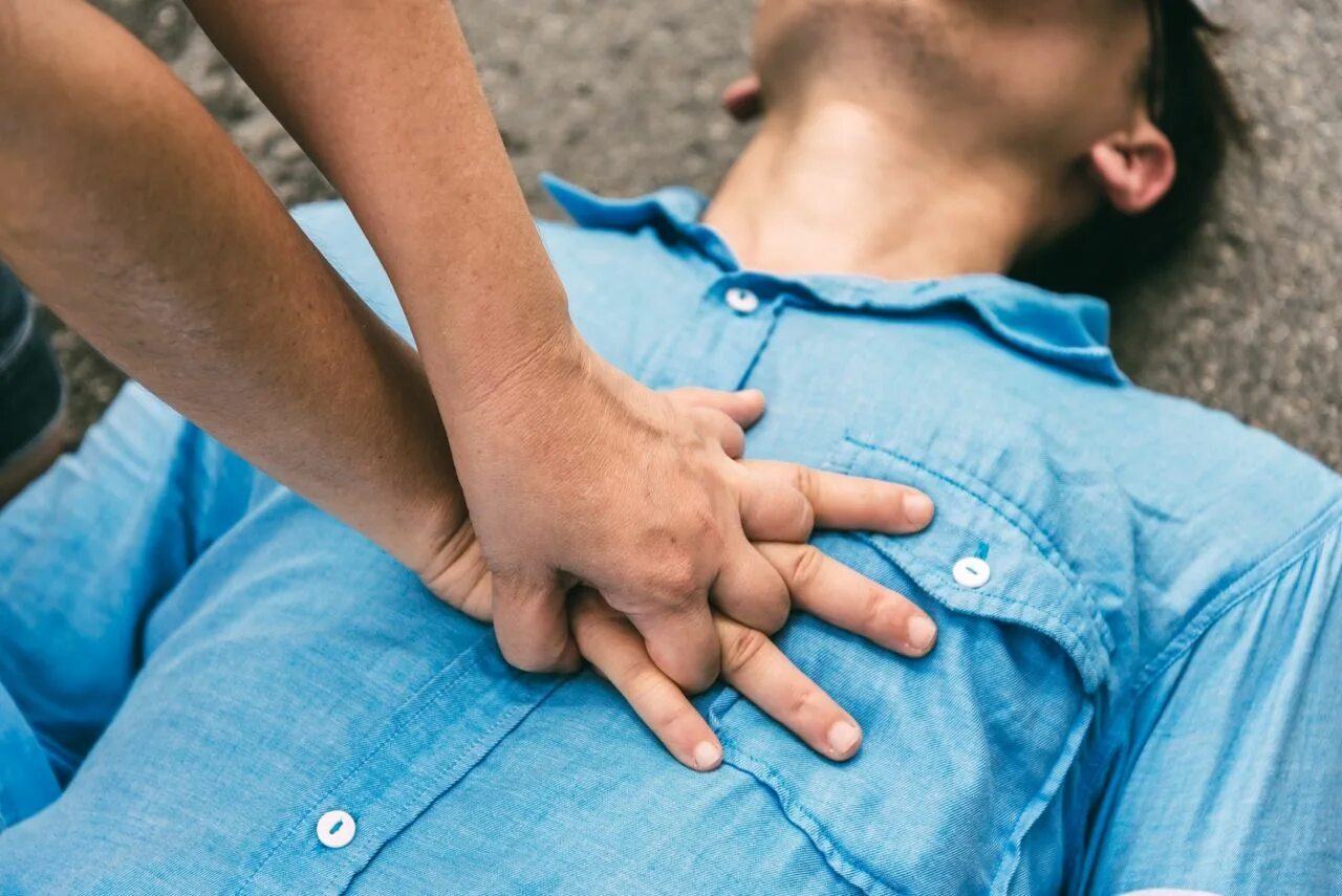 Спасаем жизнь парню. Массаж сердца руки человека. Непрямой массаж сердца фотография. Фотография помощи.