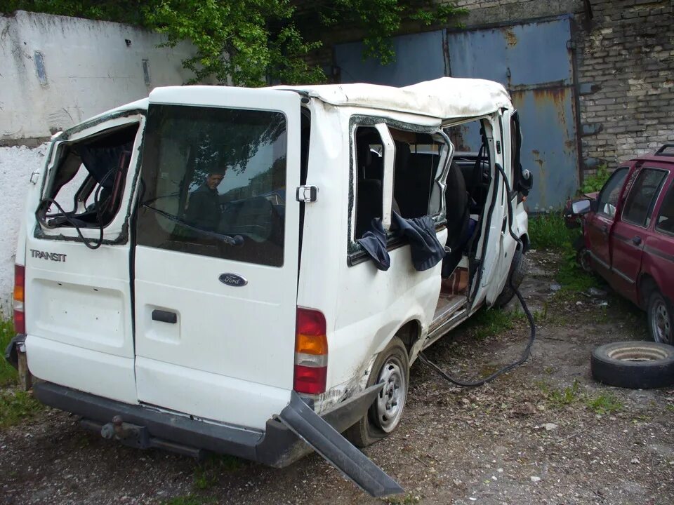 Битый форд транзит. Форд транзит 125т300. Автобусы 1991 года. Ford transit 1991. Битый на форд транзит 2008.