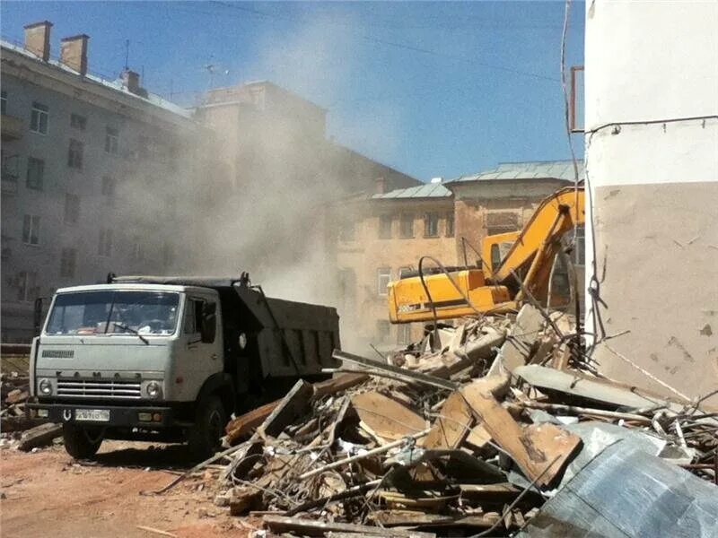 Демонтаж зданий. Снос и демонтаж зданий. Демонтаж зданий. Снос самостроя. Строительный мусор на стройплощадке.