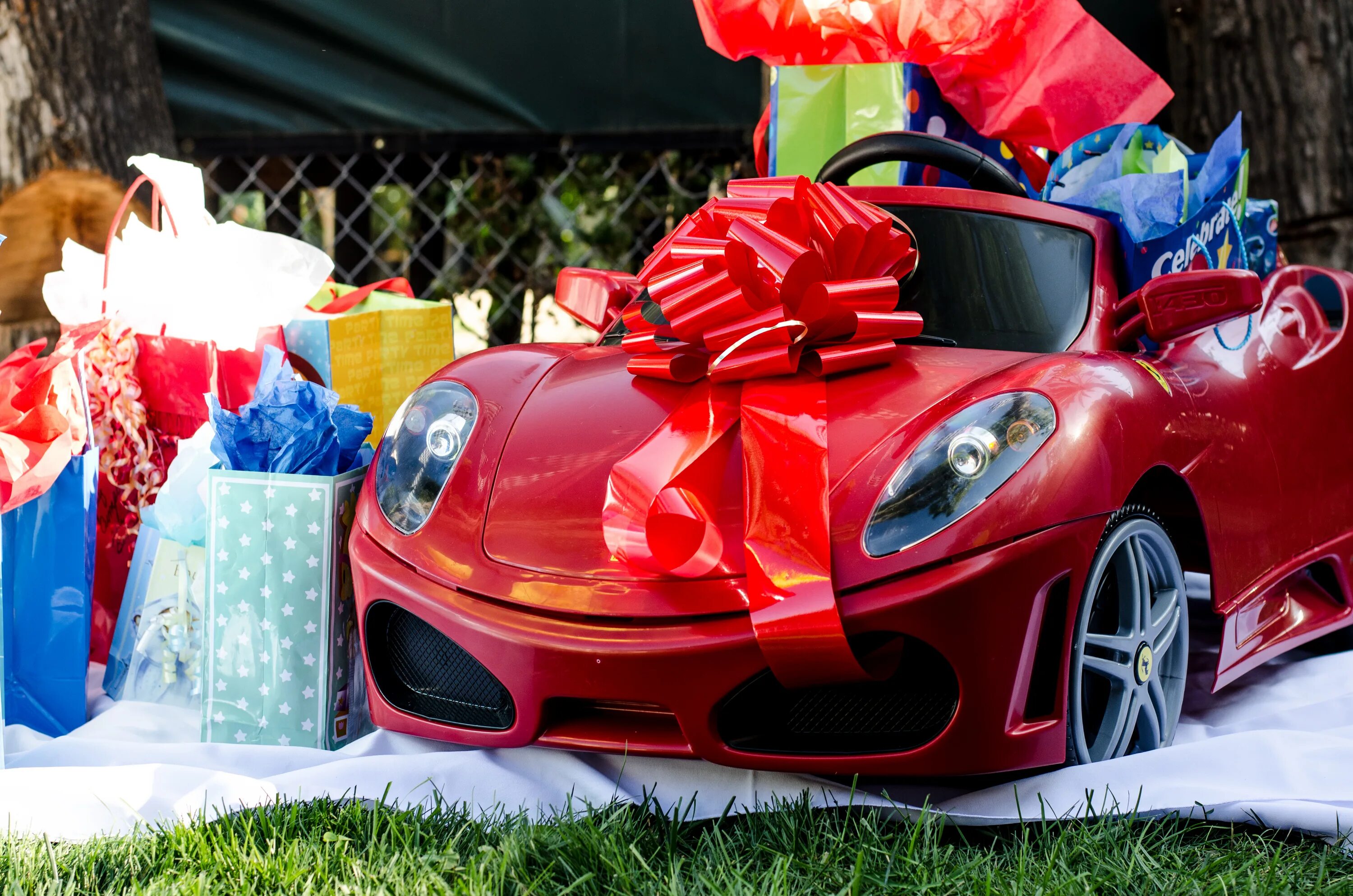 Крутые подарки на день рождения. Автомобиль в подарок. Подарочные машина на день рождения. Машинка с подарками. Крутая машина подарок.