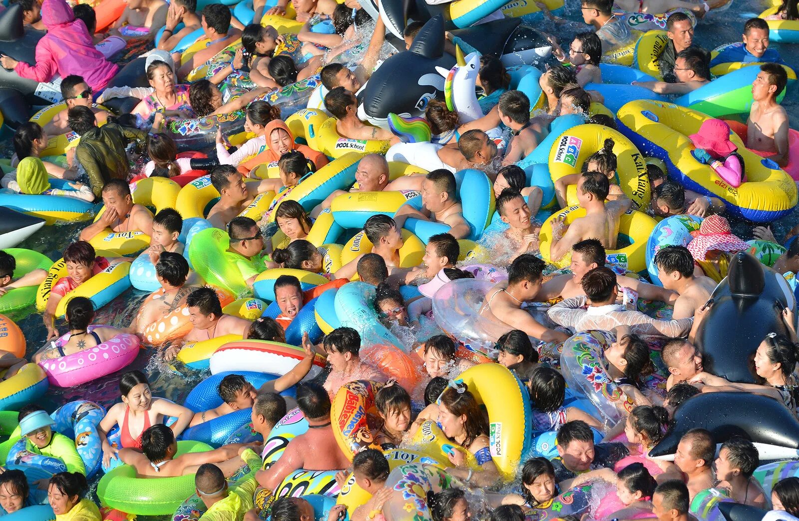 Аквапарк в китае. Китайцы в аквапарке. Общественный бассейн в китае. Куча людей в бассейне. Много народу в аквапарке.