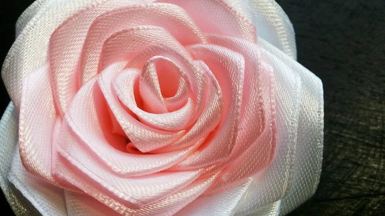 Розы из атласных лент сколько нужно метров. Розы из атласных лент. Розочка из ленты. Большие розы из атласных лент.
