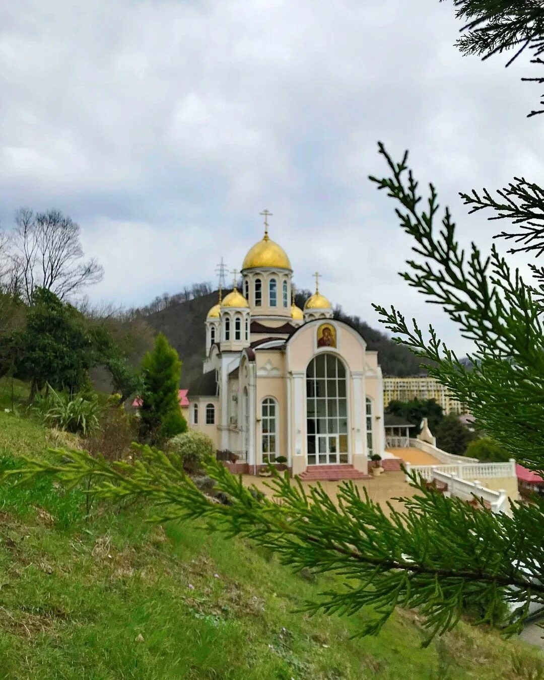 храм в дагомысе. храм иконы божией матери сочи дагомыс. храм сочи казанской богоматери дагомыс. храм иконы божией матери сочи дагомыс. церковь казанской божьей матери дагомыс.