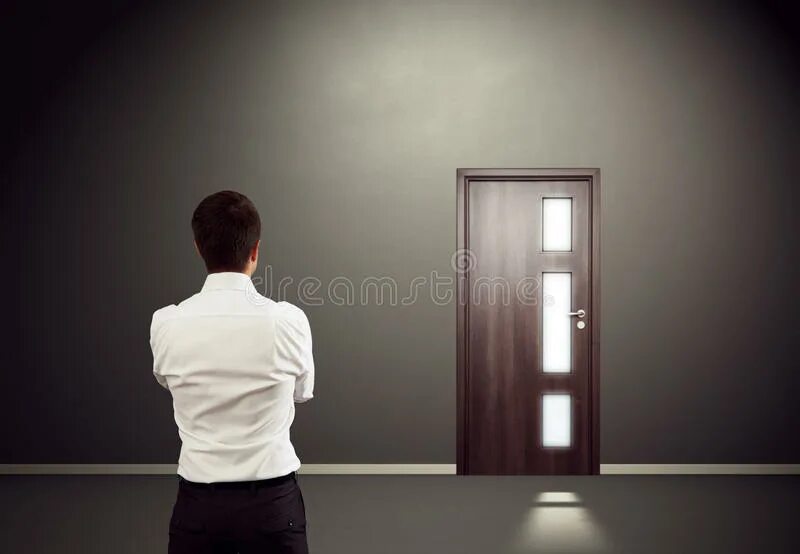 Человек смотрит в дверь. Фото человек смотрит в дверь. Человек в зеркале. Чел смотрит на дверь. Смотрит через дверь