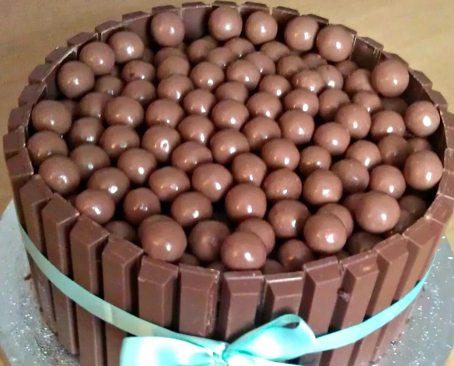 Украсить торт шариками. Мальтизерс шоколадный торт. Украшение торта шоколадными шарами. Торт с шоколадными шарами. Торт украшенный шоколадными шариками.