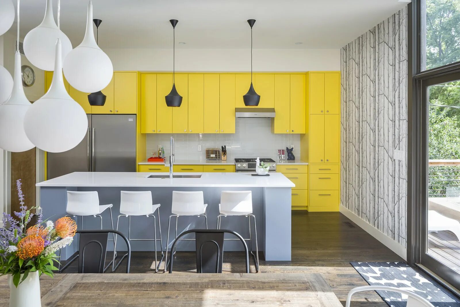 Бело желтая кухня. Желто серая кухня. Кухня в ярких тонах. Кухня с желтыми акцентами. Желтая кухня в интерьере.