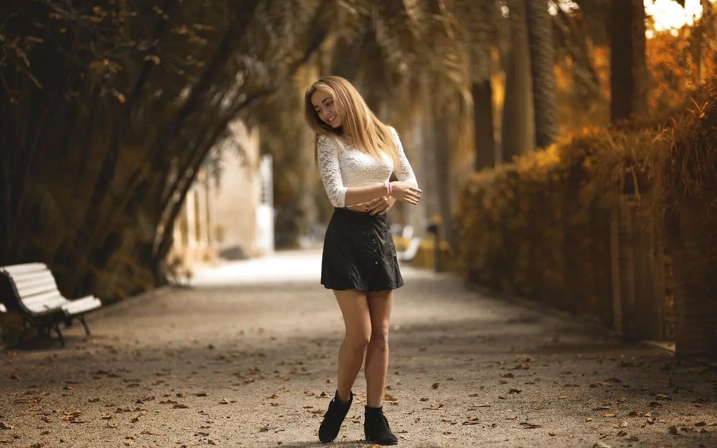 Девушка гуляет 18. Фотосессия девушки в парке. красивые девушки на улице. девушка в юбке. девушка гуляет.