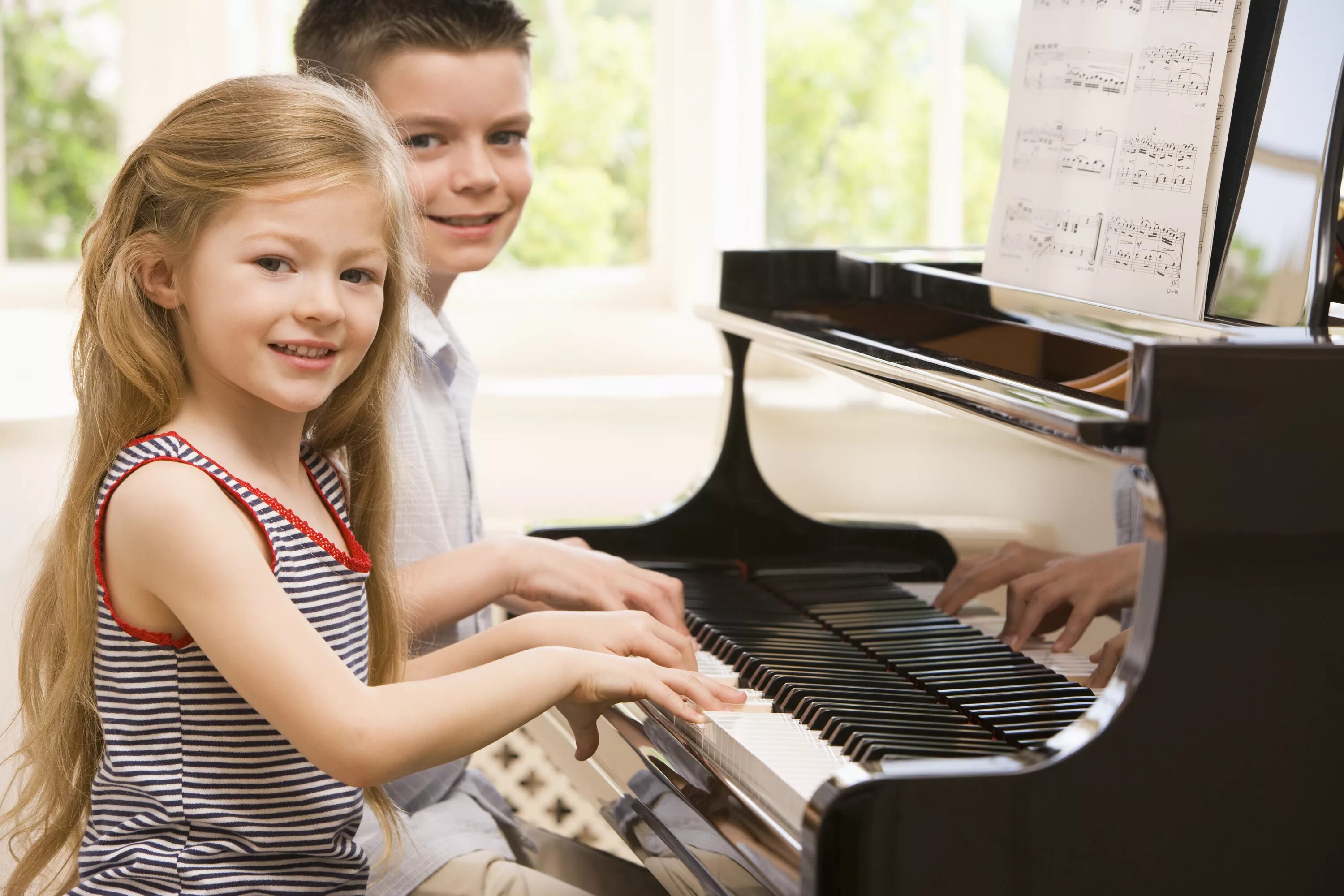Дети в музыкальной школе. Фортепиано для детей. Музыкальное воспитание детей. Музыкальные инструменты для детей.