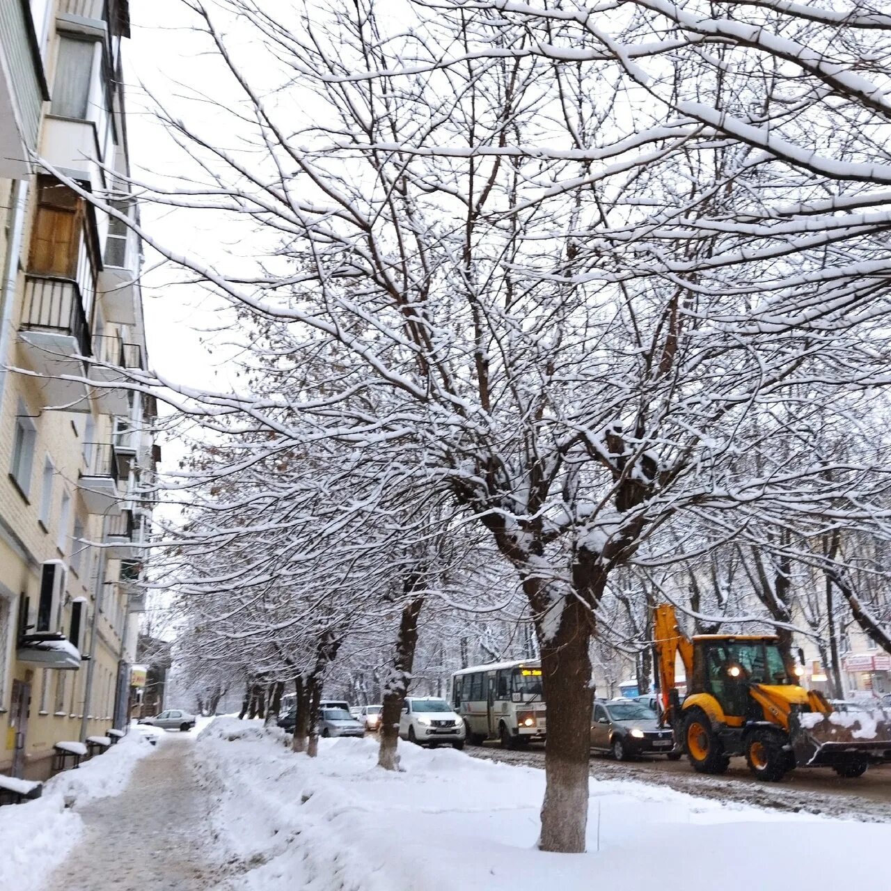 Небольшой снег. Снежная погода. Снегопад в России. Снегопад пасмурно.