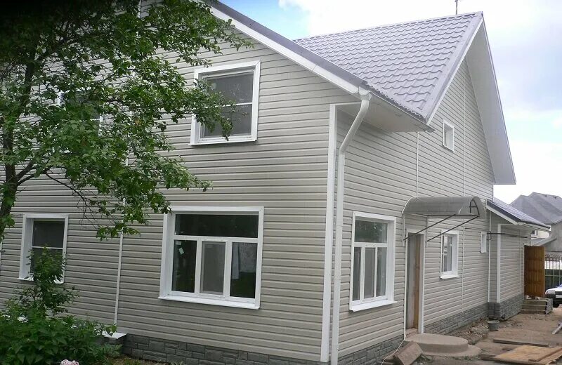 Certainteed Flagstone color siding with custom capped windows. By Ponceperfectio