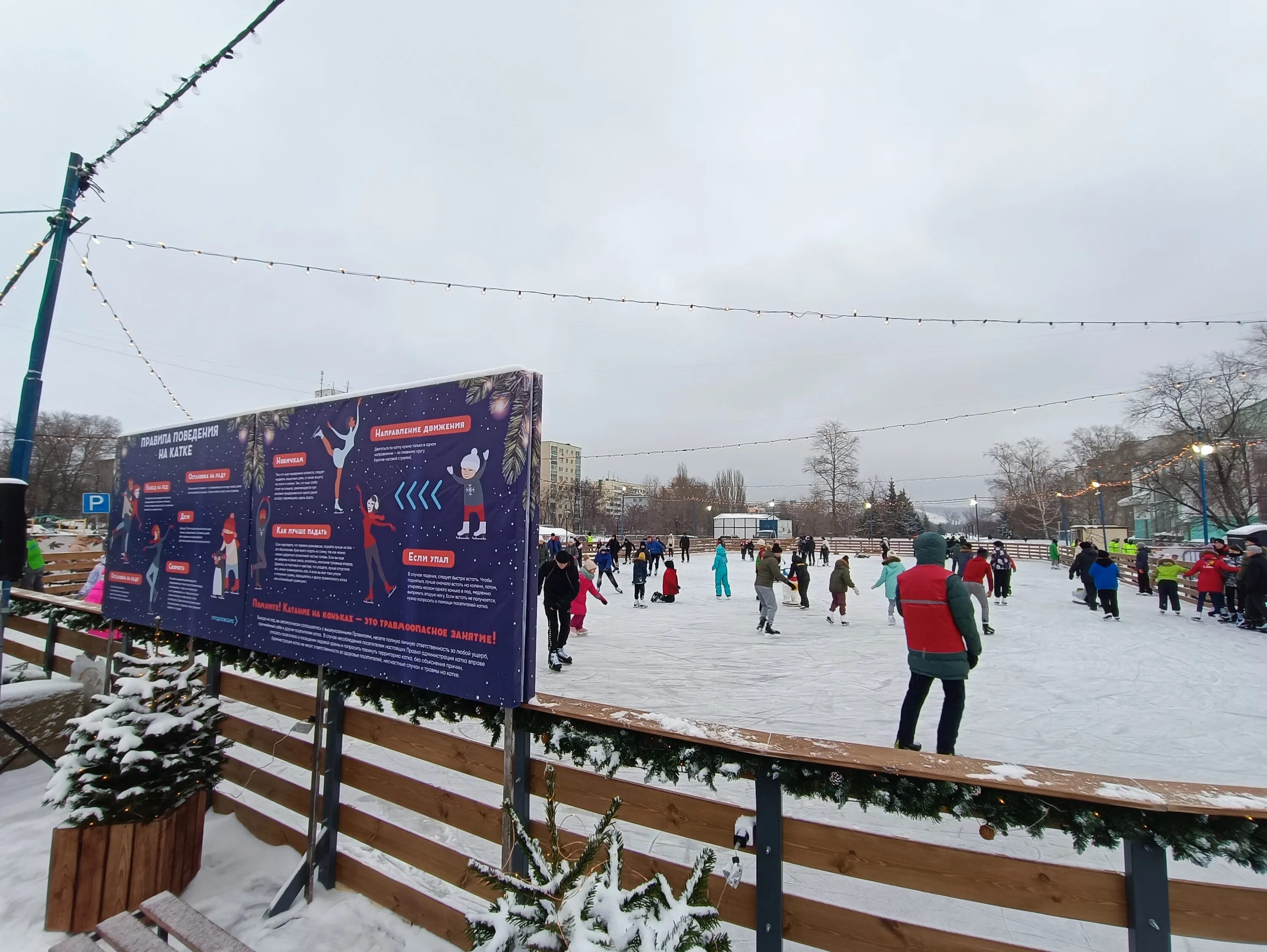 Катки в нижнем новгороде 2024. Каток у кинотеатра Россия. Каток Горьковская елка. Каток около кинотеатра Россия 2024 Нижний Новгород. Открытый каток на Василия Петушкова.