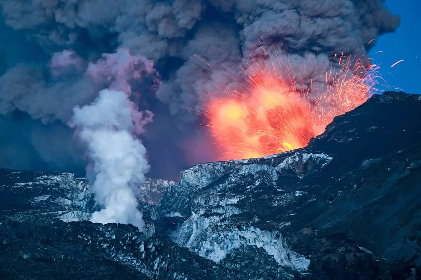 Вулкан в норвегии. Вулкан 2010 год. Вулкан исландии эйяфьятлайокудль 2010. Вулкан в исландии фаградальсфьядль. Извержение вулкана в исландии.