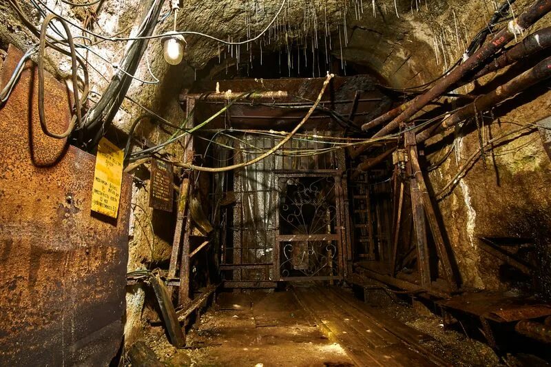 Шахта 53 антрацит. Межгорье крым штольни. Асбест шахта. Пос шахты свердловская область. Крылатовский рудник.