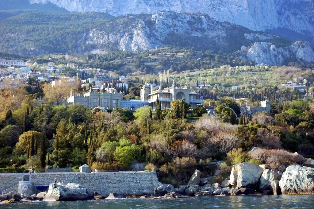 Алупка это. Воронцовский дворец ай Петри. Воронцовский дворец Алупка вид с моря. Алупка Воронцовский дворец парк море. Алупка село Крым.