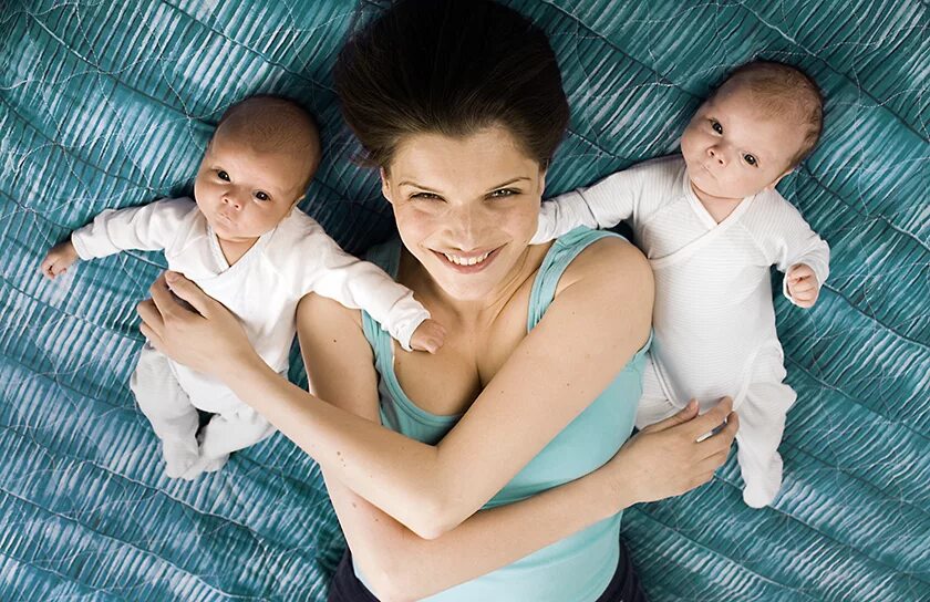 Новорожденный мальчик родители. Мама с двумя детьми. Мама с двойняшками фотосессия. Ребенок в семье. Семья с младенцем.