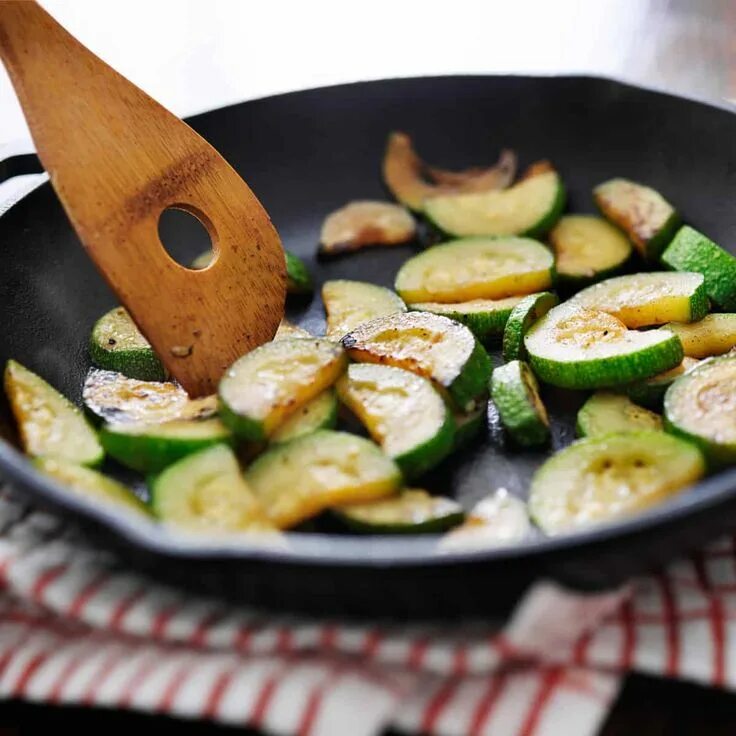 Как приготовить кабачки на ужин сковороде вкусно. Кабачки жареные на сковороде. ужин на сковороде гриль. кабачки жареные на сковороде с соевым соусом и медом. жареные кабачки кубиками на сковороде.