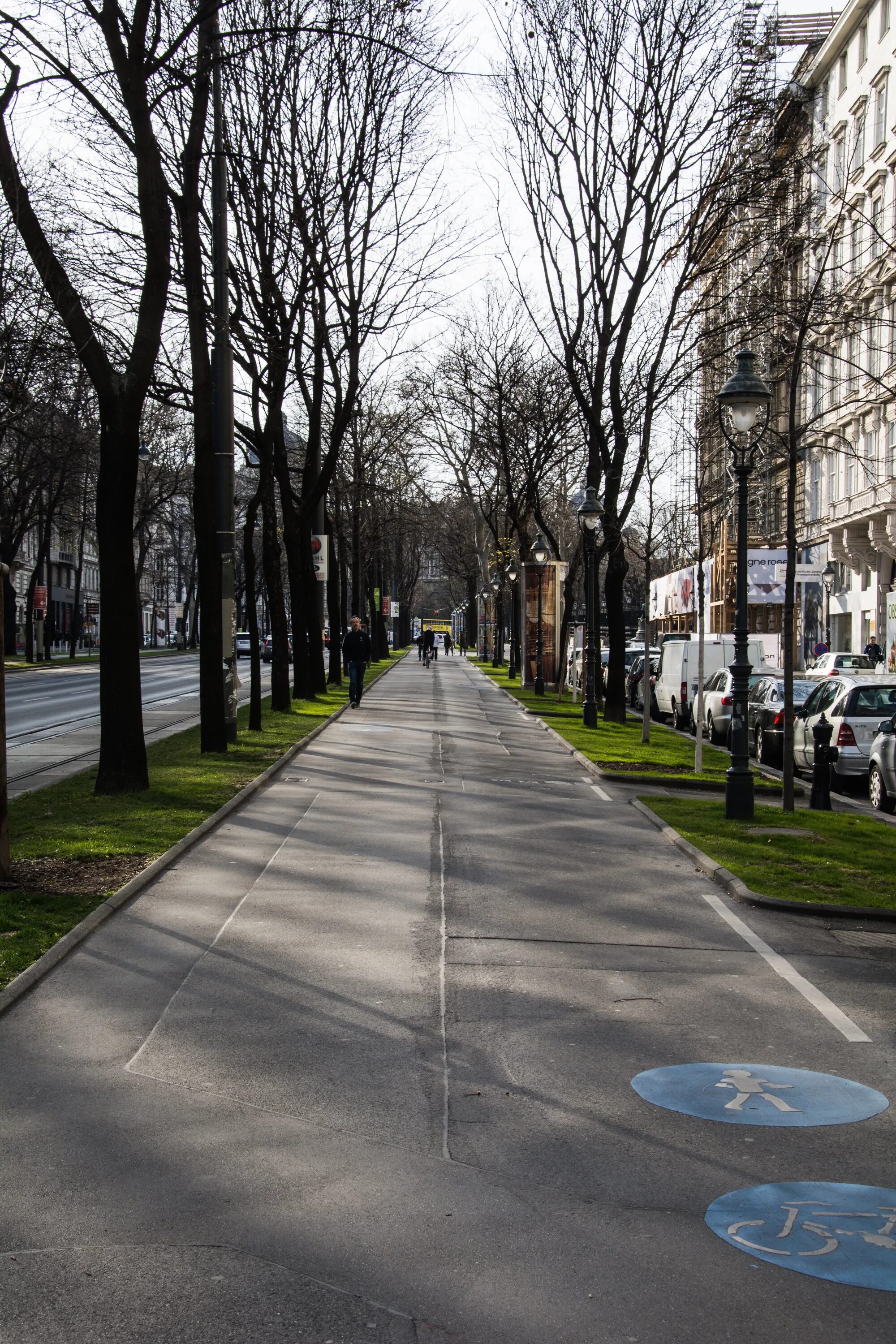 Пешеходная дорожка в городе. Тротуар. Пешеходный тротуар. Тротуар в городе.