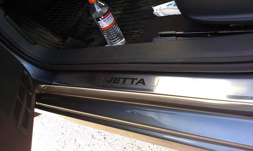 Пороги jetta. Пороги Джетта 6. Накладки на пороги Фольксваген Джетта 6. Порог VW Jetta 6 2013 года. Накладки на пороги Jetta 6.