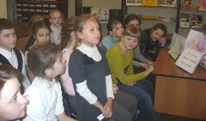 Школа первоцвет. Буклет на тему первоцветы. Первоцветы поделки для конкурса. Первоцветы для детей. Выставка поделок первоцветы в детском саду.