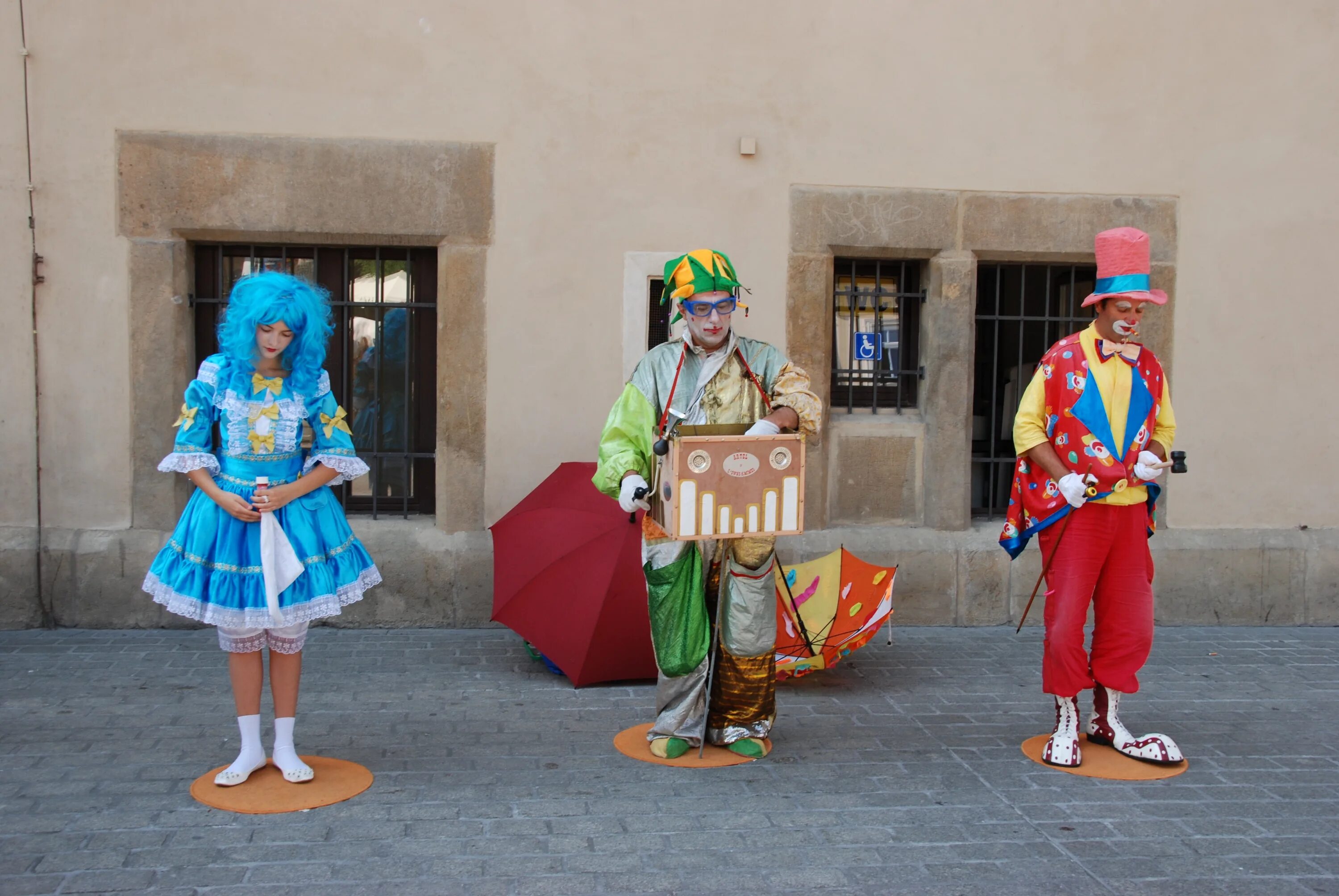 Дармштадт клоуны. Уличный клоун. Клоун на улице. Уличные клоуны в Италии. Необычные уличные клоуны.