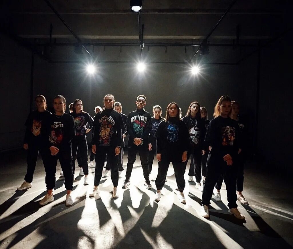 танцевальная студия. преподаватель танцев спб. танцевальная студия питер. студия s17 спб. пилон метрополитена.