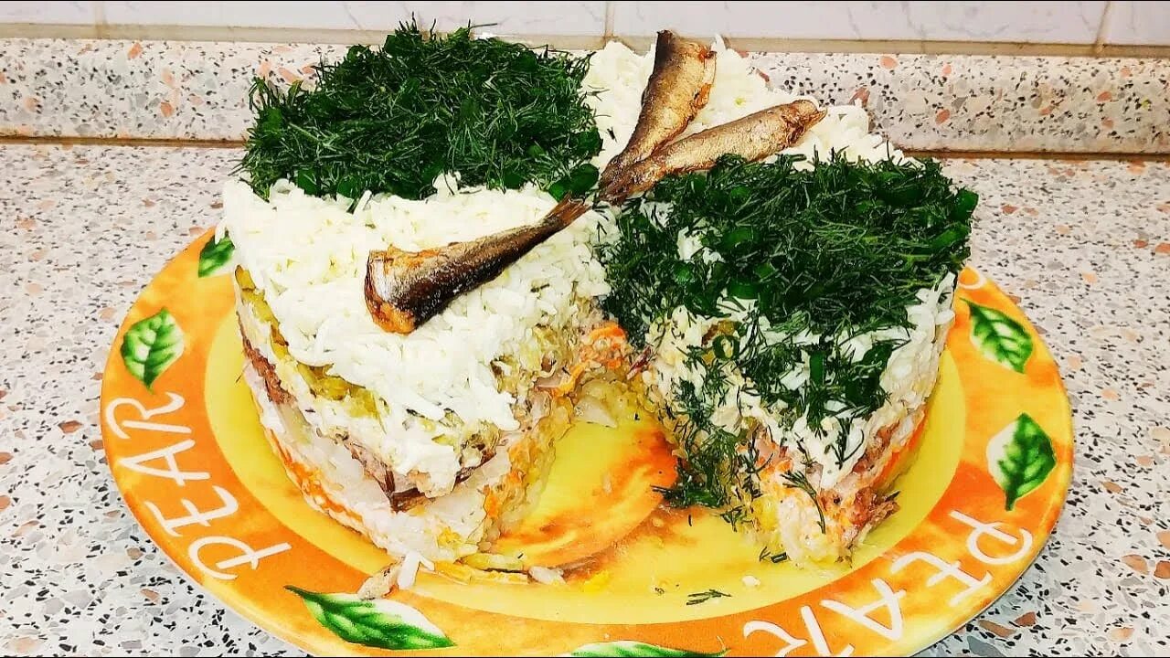 Новогодний салат со шпротами слоеный. Салат на новый год со шпротами. Новогодний шпротный салат. Салат пальчики оближешь с шпротами