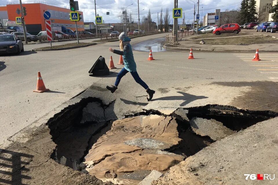 Карстовая воронка в гватемале 2010г сейчас. В ярославле в яму провалилась машина. Что делать если провалился под землю. Что делать если провалился под землю. Что делать если провалился под землю.