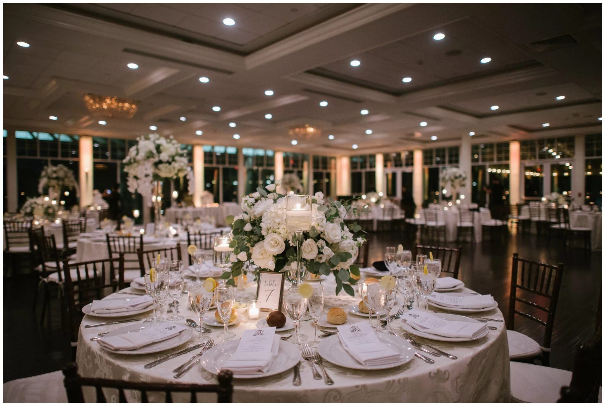 Свадьба в клубе. Свадьба в клубе. Загородный клуб барин свадьба. Свадьба на вилле. Свадебное место проведения фиолетовое.