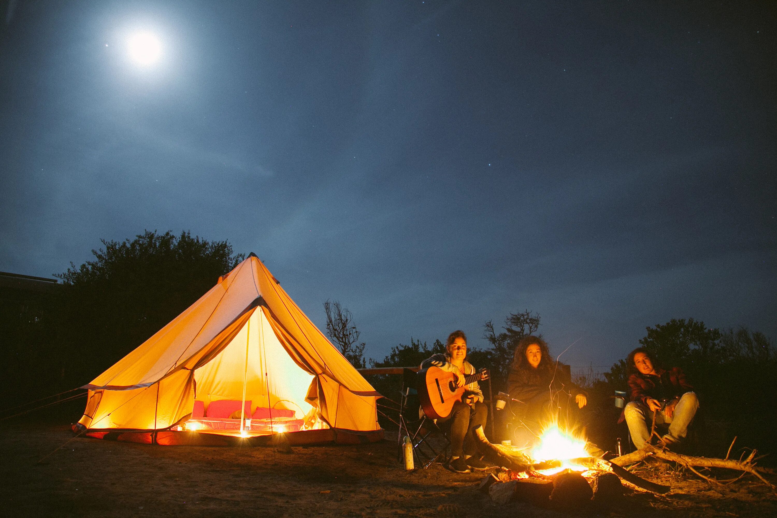 Look at the camp. Мартьянково кемпинг. Освещение для кемпинга. Освещение в палатку. Светящаяся палатка.