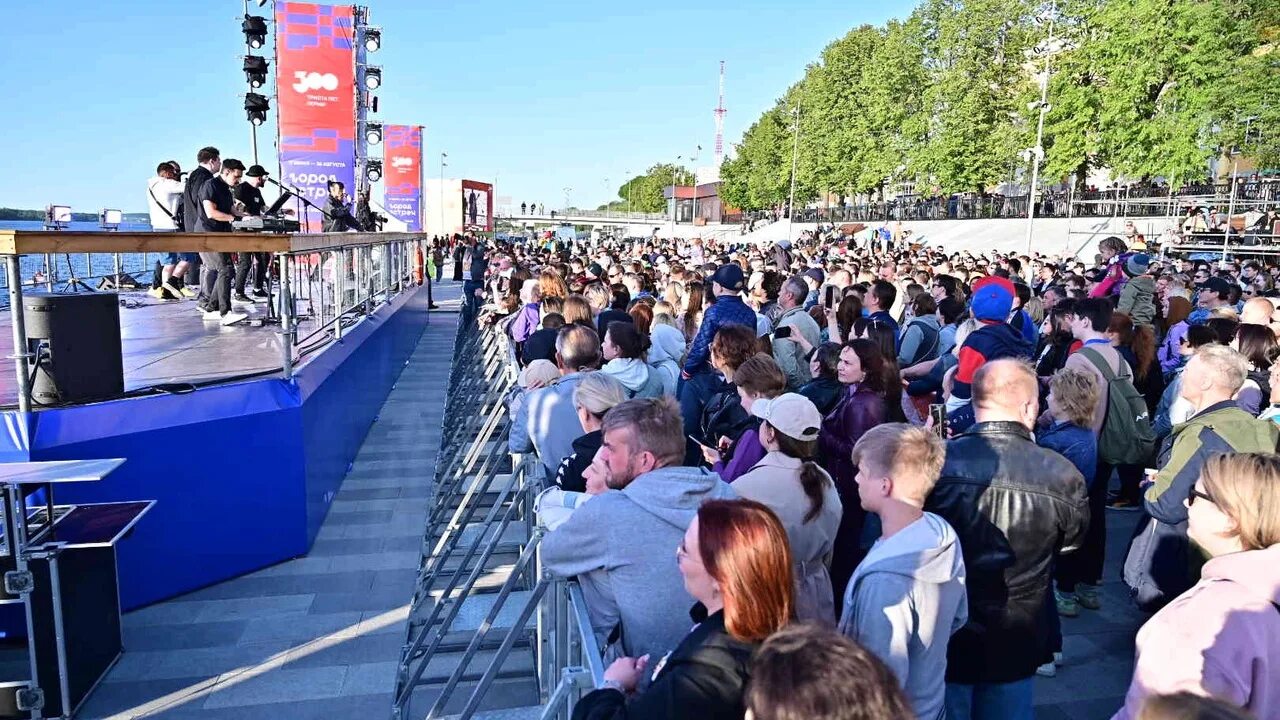 У набережной. День города Пермь. Мероприятия на набережной Пермь. Город Пермь день города 2023.