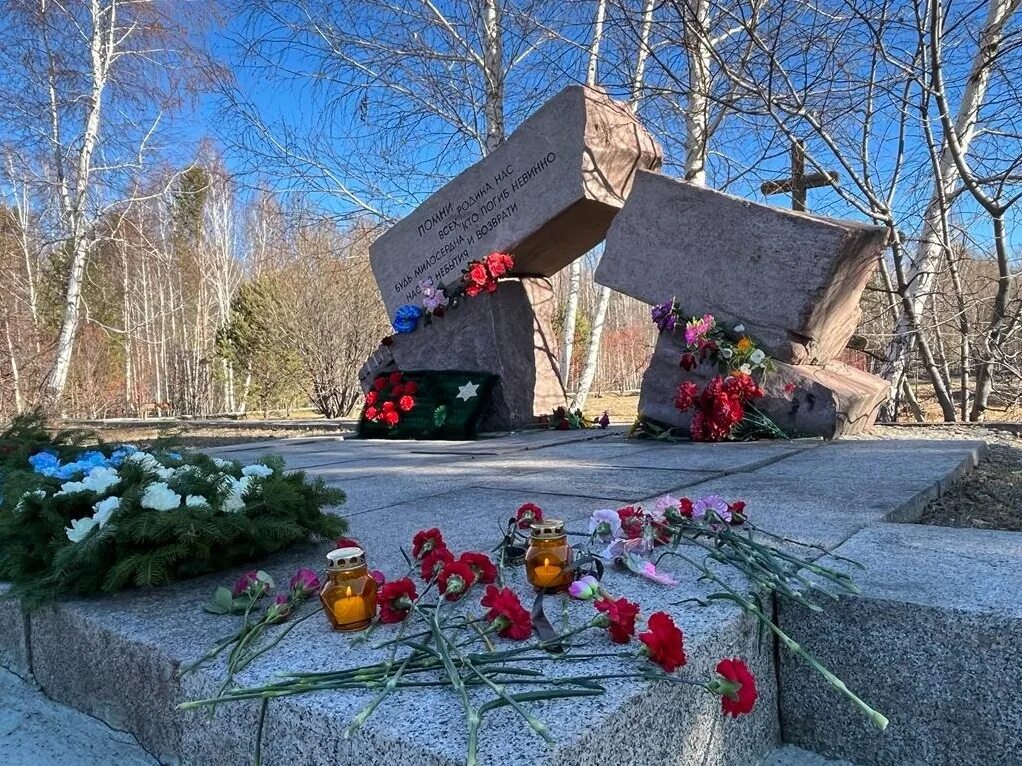 Под иркутск. Мемориал жертвам сталинских репрессий иркутск. памятник жертвам политических репрессий новосибирск. мемориал в пивоварихе. памятник репрессированным в иркутске.