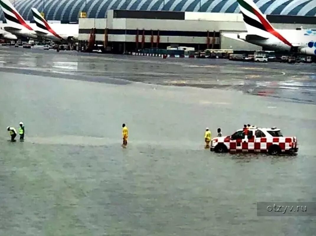 Ливень в Дубае. Потоп в аэропорту. ОАЭ затопило. Град в ОАЭ.