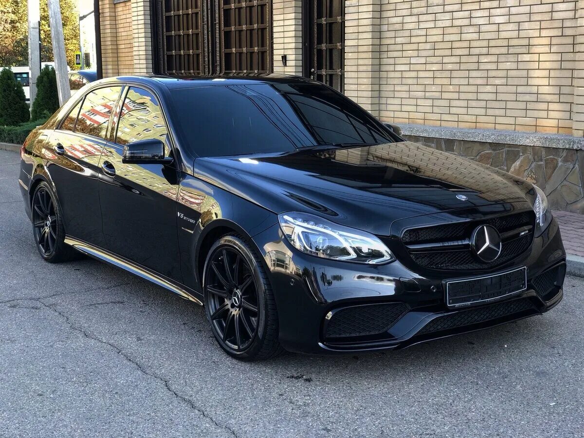 Черная 63. Mercedes w212 AMG черный. Mercedes e63 AMG w212 черный. Mercedes e63 w212 черная. Мерседес е63 АМГ 212 Рестайлинг.