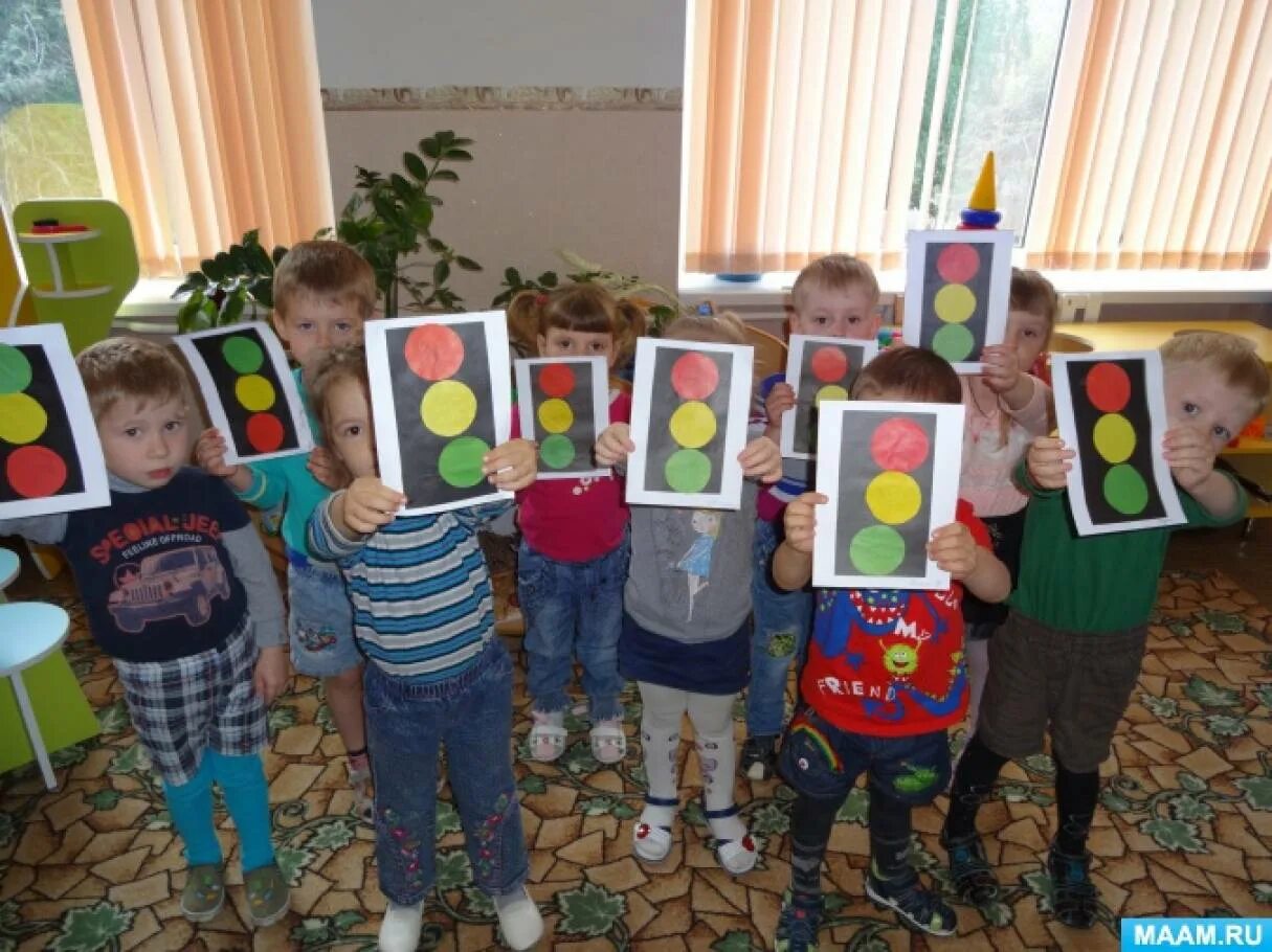 «Светофор» АПЛИКАЦИЯВ младшей группе. Занятие по ПДД В младшей группе. Аппликация во второй младшей. Аппликация светофор в старшей группе.