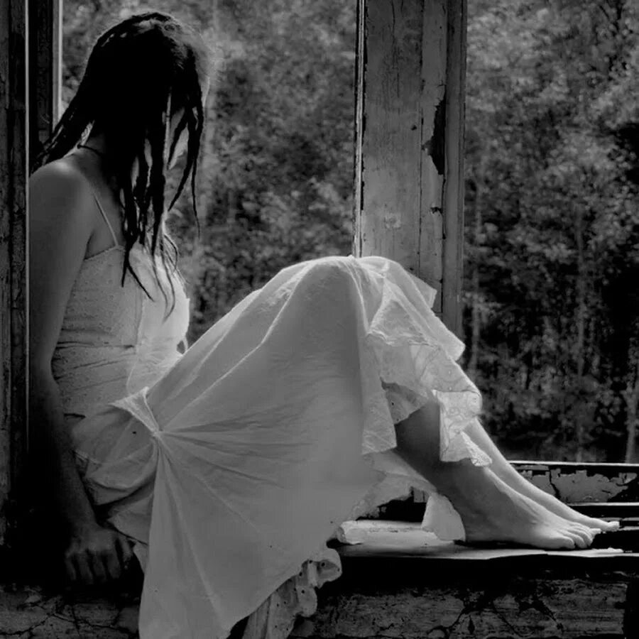 Грустные авы. Слезы одиночество. Одинокая девушка под дождем. Грустные картинки. Евгения чемес таганрог.