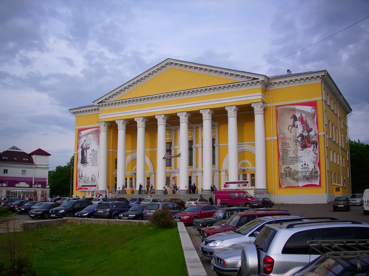 Дмитров театр большое. Театр большое гнездо Дмитров. Дмитровский драматический театр «большое гнездо» Холл. Театр РДК В Дмитрове. Дворец культуры Дмитров.