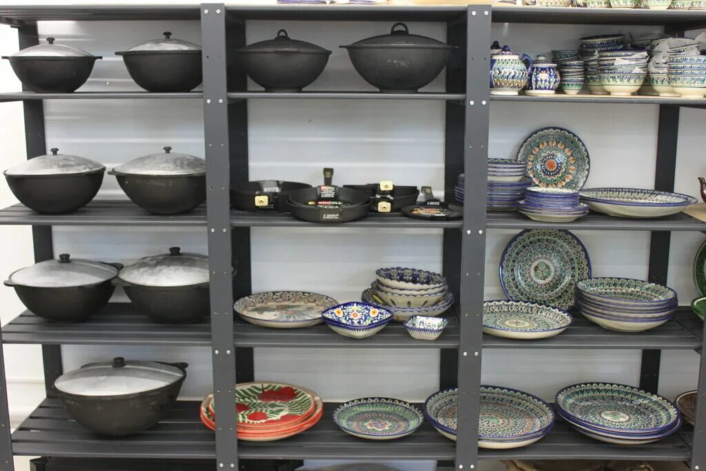магазин посуды киров. мир казанов 116. казаны чугунные узбекские. казаны и тарелки в магазине. магазин казанов.
