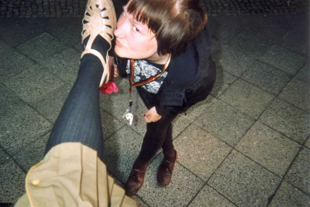 Походка от бедра. Ногти на больших пальцах ног. Сойти с ноги. Ноги спускаются по лестнице. Девушка наступила на ребенка.