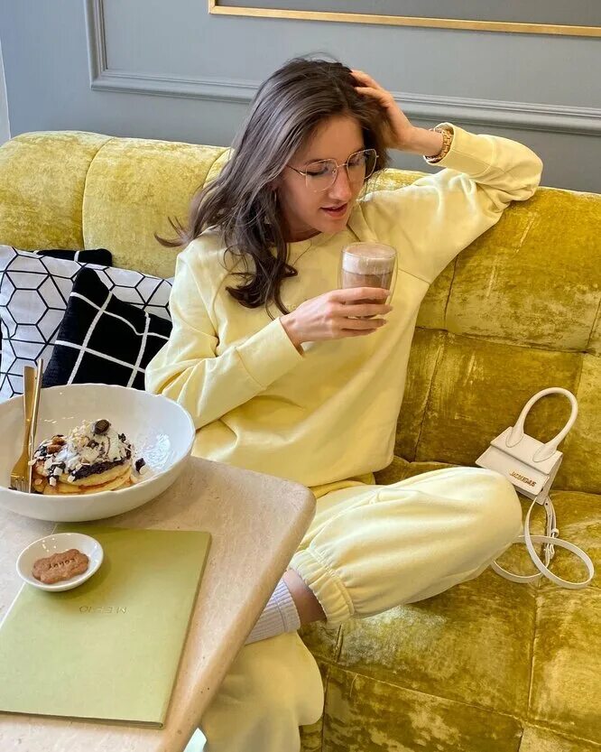 Энни мэй. Блоггер разводящий девушек. Кристина журавлева бьюти блогер. Блогер кристина журавлева екатеринбург. Маша вэй.