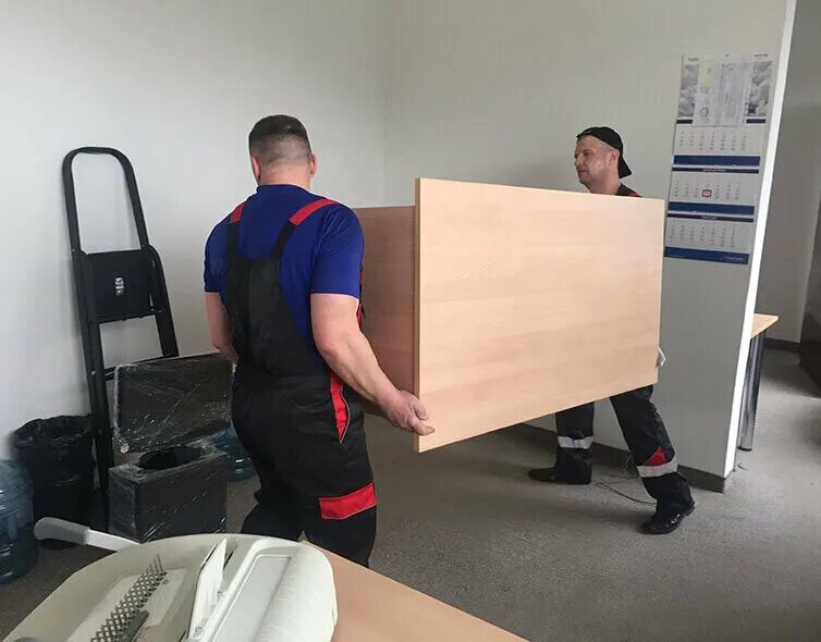 Грузчики недорого красноярск. Грузчики. Услуги грузчиков. Грузчики недорого красноярск. Транспортировка холодильника.