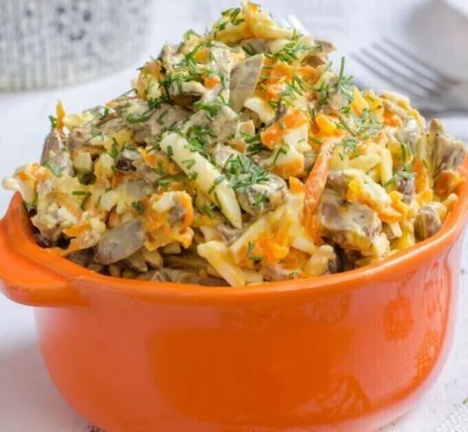 Морковь с куриными сердечками. Салат обжорка с сердечками куриными. салат с куриными сердечками и плавленным сырком. салат с куриной печенью и морковью «дворянский».