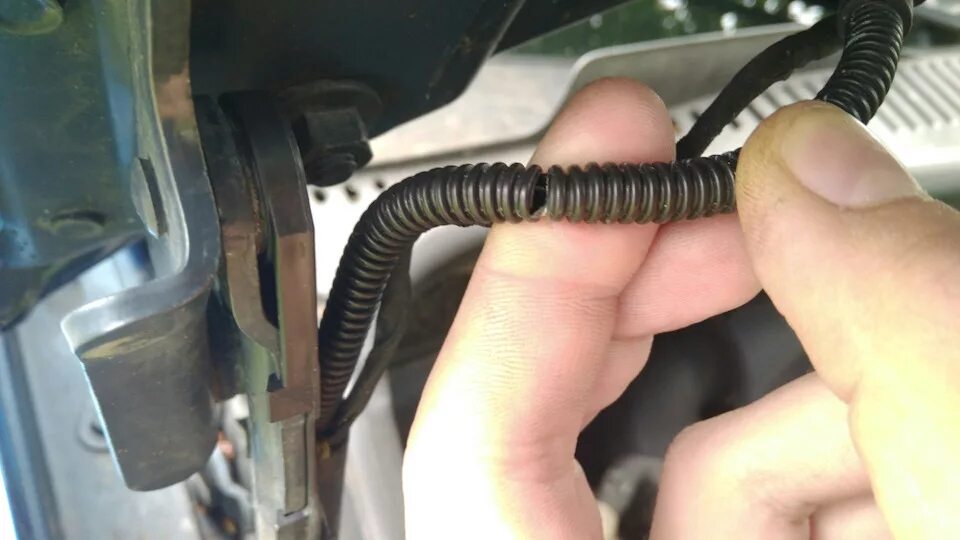 замена трубки омывателя лобового стекла - Toyota Corolla (120), 1,5 л, 2002 года