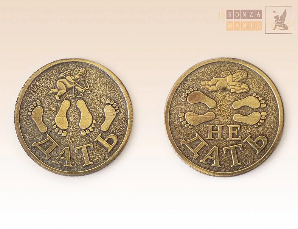 рука с монеткой. дай монетку. мелочь на ладони. дай монетку. дай монетку.