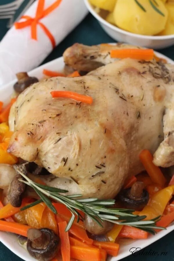 Тушить курицу в духовке. Курица с овощами. курица в духовке. курица тушеная с овощами в духовке. курица в духовке с розмарином.