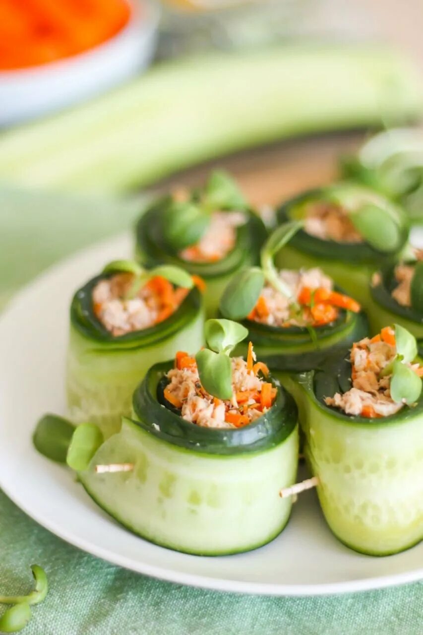 Закуска из огурцов быстрого. Закуска. закуска с огурцом. закуски из овощей. закуска роллы из огурца.