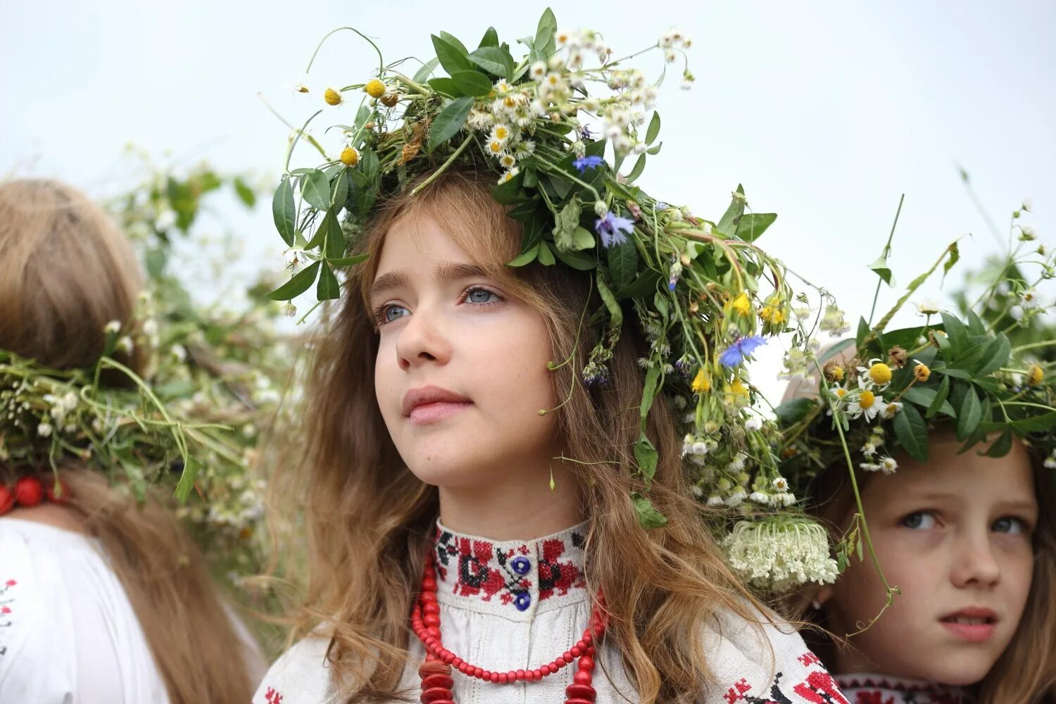 Ребенок в венке. Венок с лентами. Венки на троицу. Венок из цветов. Веночки на прозрачном фоне.