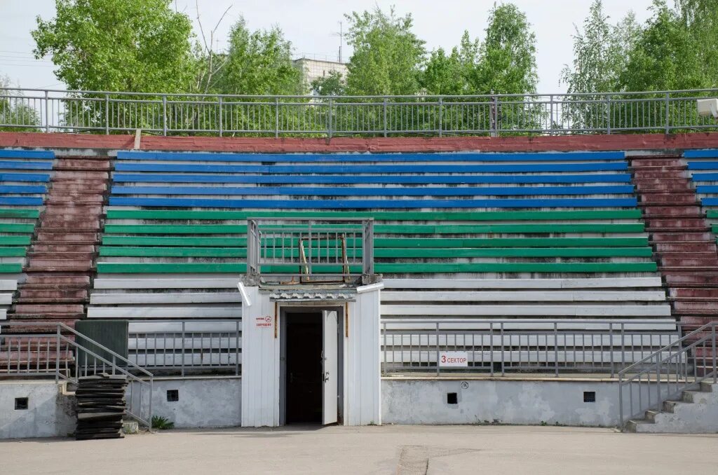 Центральный стадион сыктывкар. Республиканский стадион Сыктывкар. Республиканский стадион (Сыктывкар) в Сыктывкаре. Стадион Сыктывкар трибуны.